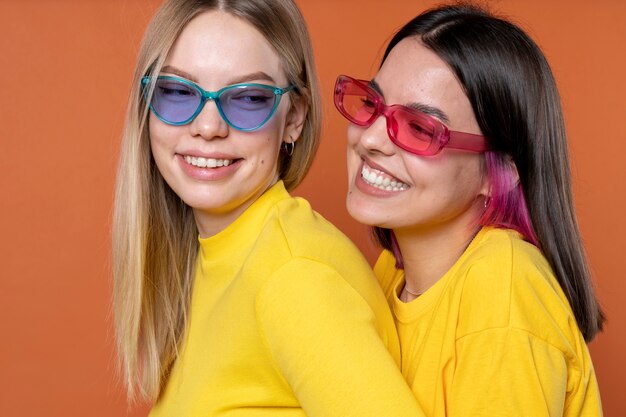 Portret nastoletnich dziewcząt noszących okulary przeciwsłoneczne