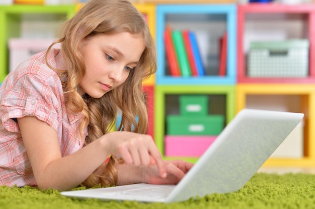 Portret nastoletniej dziewczyny korzystającej z laptopa