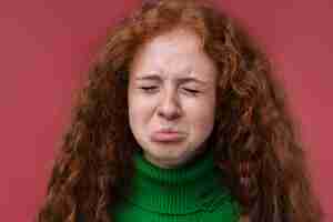 Bezpłatne zdjęcie portret nastoletniej dziewczyny wyglądającej na zdenerwowanej i płaczącej