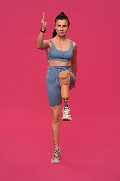 Portret niepełnosprawnej kobiety z protezą nogi ćwiczącą