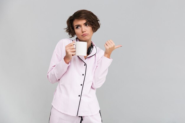 Portret niezadowolony zdenerwowany kobiety w piżamie