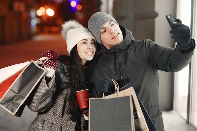 Portret noc na zewnątrz młodej pary z torby na zakupy