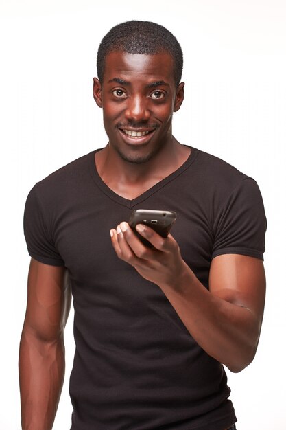 Portret opowiada na telefonie afrykański mężczyzna