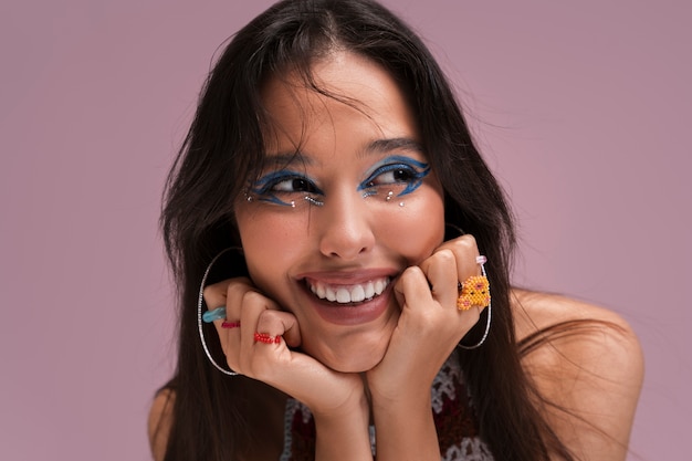 Portret osoby noszącej graficzny makijaż oczu