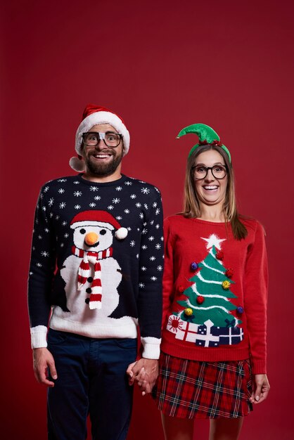 Portret para w ubrania świąteczne na białym tle