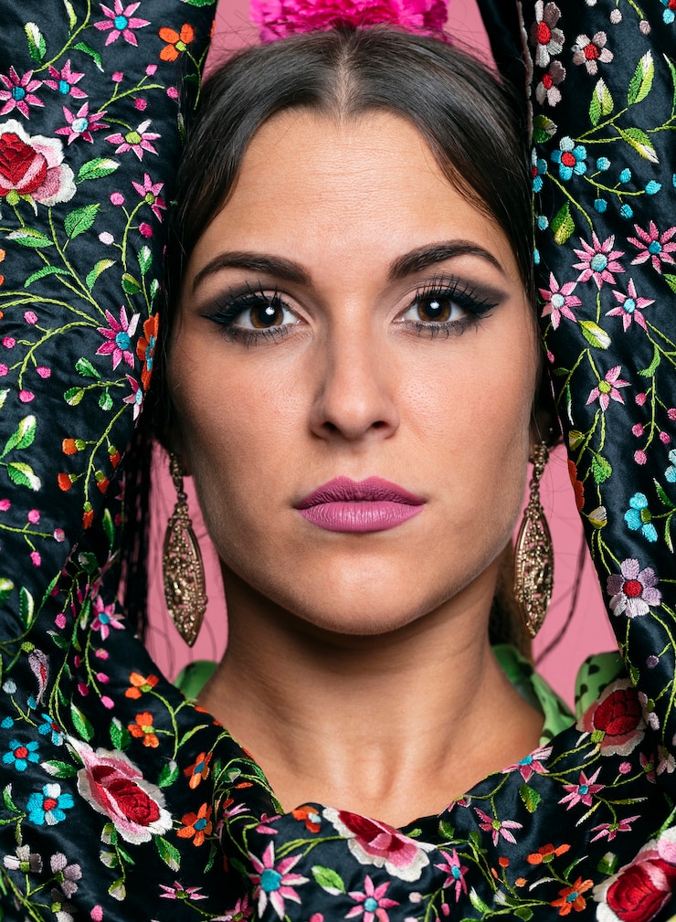 Bezpłatny plik Zdjęcie portret patrzeje kamerę piękny flamenca