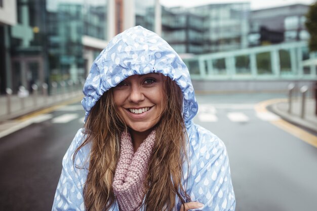 Portret piękna kobieta jest ubranym windcheater