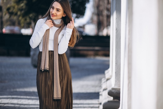 Bezpłatne zdjęcie portret piękna kobieta w wiośnie