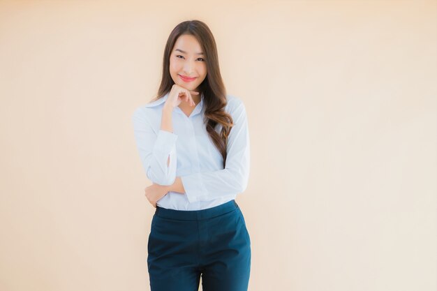 Portret piękna młoda azjatycka biznesowa kobieta