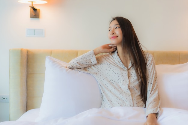 Portret piękna młoda azjatycka kobieta uśmiech szczęśliwy relaks na łóżku