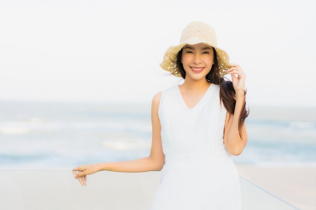 Portret piękna młoda azjatykcia kobieta szczęśliwa i uśmiech na plażowym morzu i oceanie