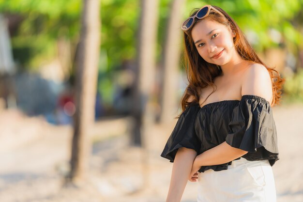 Portret piękna młoda azjatykcia kobieta szczęśliwa i uśmiech na plażowym morzu i oceanie