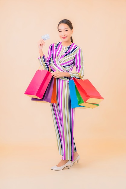 Portret Piękna Młoda Azjatykcia Kobieta Z Kolorową Torbą Na Zakupy Na Kolor