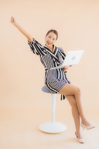 Portret Piękna Młoda Azjatykcia Kobieta Z Laptopem Lub Komputerem