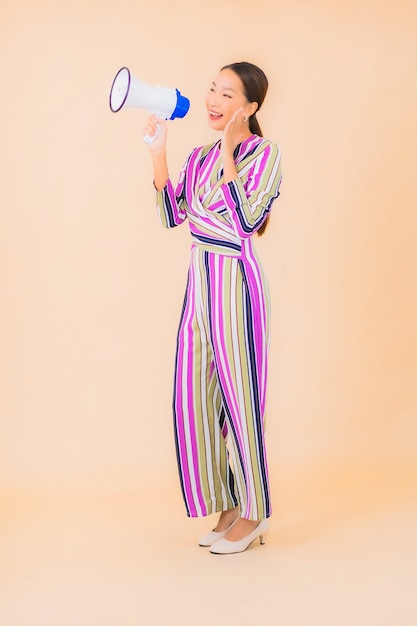 Bezpłatne zdjęcie portret piękna młoda azjatykcia kobieta z megafonem do komunikacji w kolorze