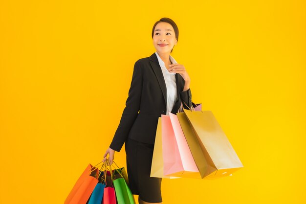 Portret piękna młoda biznesowa azjatykcia kobieta z torba na zakupy