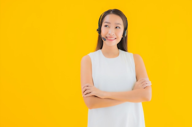 Portret piękna młoda kobieta azjatyckich callcenter o pomoc
