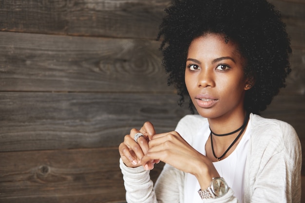 Portret Piękna Młoda Kobieta Z Fryzurą Afro