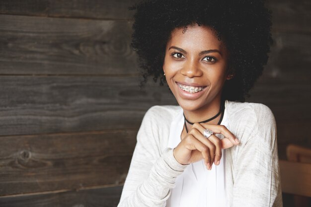 Portret piękna młoda kobieta z fryzurą Afro