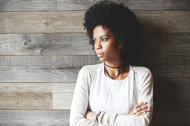 Portret piękna młoda kobieta z fryzurą Afro