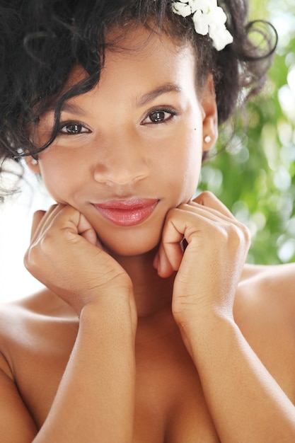 Portret piękna naga kobieta dla czarnego skóry opieki pojęcia