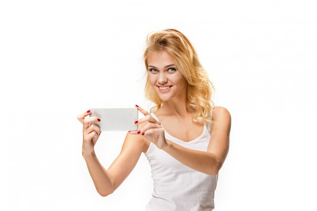 Portret piękna uśmiechnięta dziewczyna z nowożytnym l telefonem
