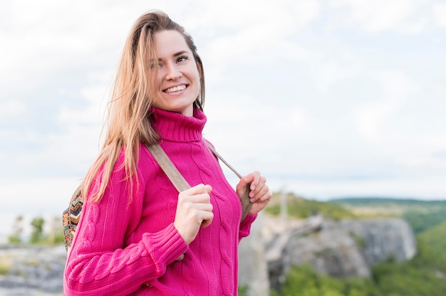 Bezpłatne zdjęcie portret piękna uśmiechnięta kobieta