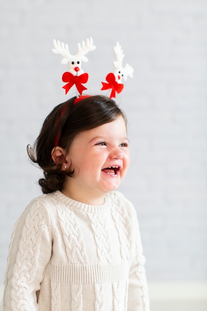 Bezpłatne zdjęcie portret piękna uśmiechnięta mała dziewczynka