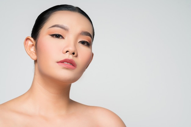Portret pięknej azjatyckiej kobiety o czarnych włosach i różowych ustach