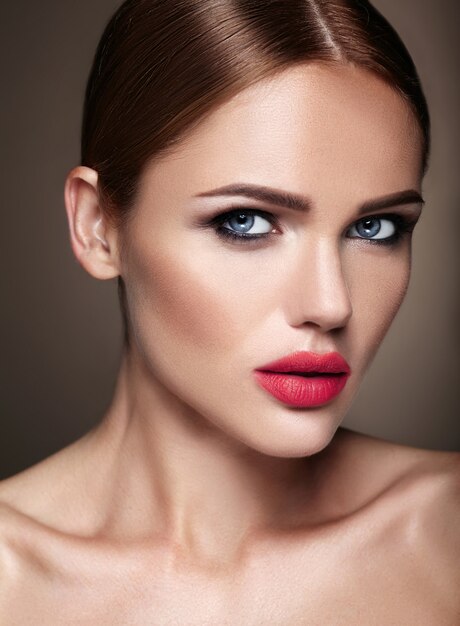 Portret pięknej dziewczyny model z wieczorowy makijaż i romantyczną fryzurę. czerwone usta