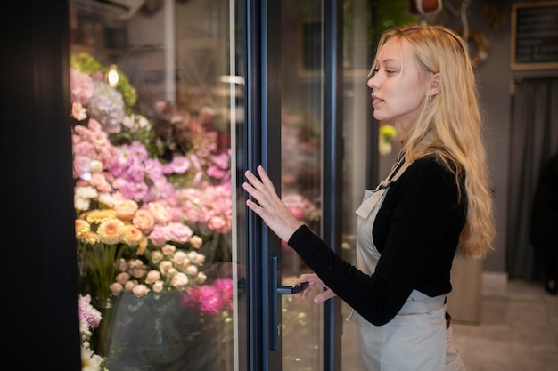 Bezpłatne zdjęcie portret pięknej kobiecej kwiaciarni w pracy