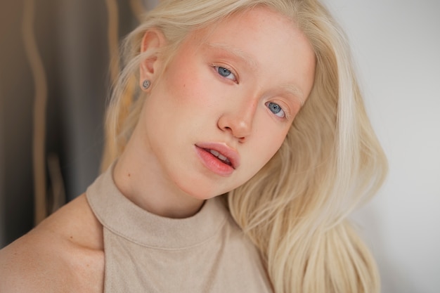 Portret pięknej kobiety albinos