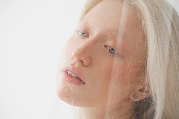 Bezpłatne zdjęcie portret pięknej kobiety albinos