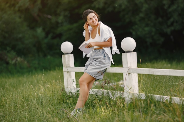 Portret pięknej kobiety. Kobieta czyta książkę. Pani w białej koszuli.