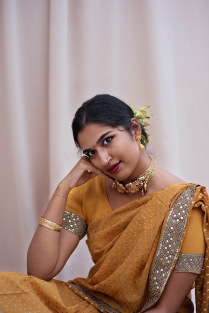 Bezpłatne zdjęcie portret pięknej kobiety noszącej tradycyjną odzież sari