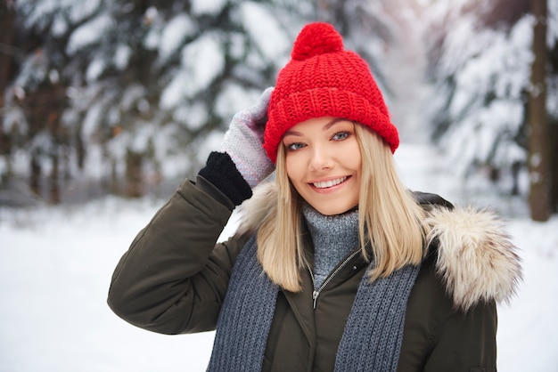 Portret pięknej kobiety w ciepłej odzieży