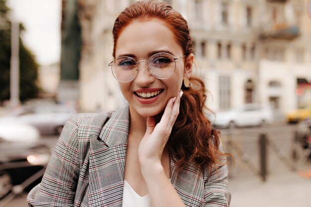 Portret pięknej kobiety w modnych okularach