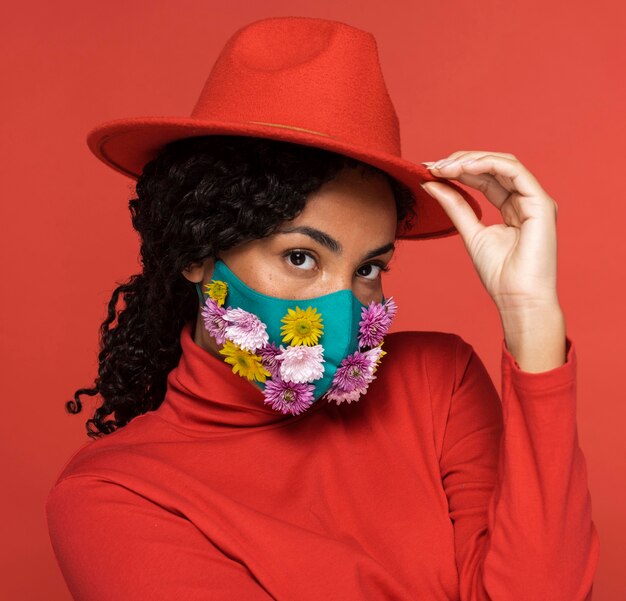 Portret pięknej kobiety z maską kwiatową