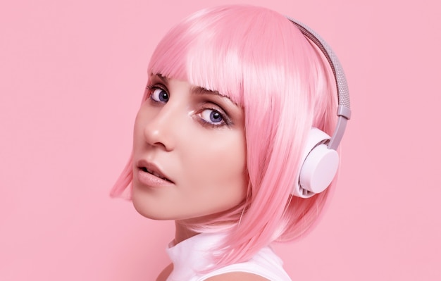 Portret Pięknej Kobiety Z Różowymi Włosami Cieszy Się Muzyką W Słuchawkach