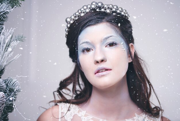 Portret pięknej królowej śniegu wśród padającego śniegu