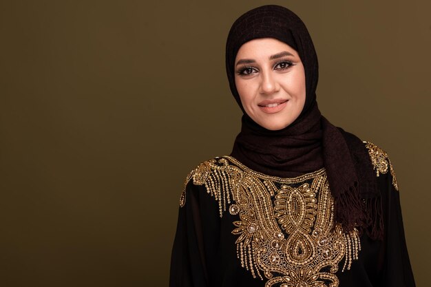Portret pięknej młodej arabskiej kobiety muzułmańskiej w hidżabie patrzącej na kamerę kopia przestrzeń wysoka k...