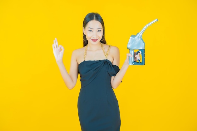 Portret pięknej młodej azjatyckiej kobiety feul pompy gazu