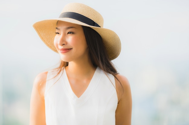 Portret pięknej młodej kobiety azjatycki uśmiech szczęśliwy i czuć się swobodnie