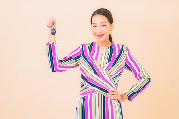 Portret pięknej młodej kobiety azjatyckie Pokaż kluczyk na kolor