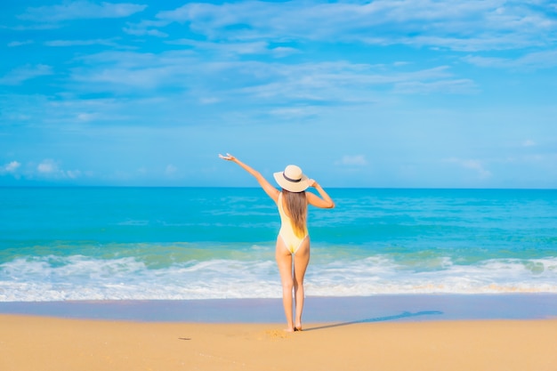 Portret pięknej młodej kobiety azjatyckie relaks na plaży w podróży wakacje