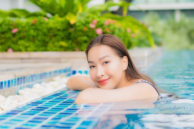 Portret pięknej młodej kobiety azjatyckie relaks na świeżym powietrzu w basenie podczas wakacyjnej wycieczki