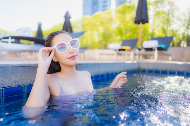Portret pięknej młodej kobiety azjatyckie relaks wypoczynek cieszyć się wokół odkrytego basenu