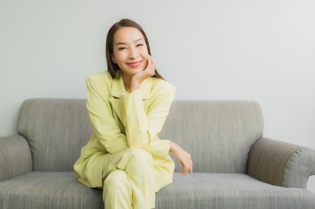 Portret Pięknej Młodej Kobiety Azjatyckie Siedzieć Z Uśmiechem Na Kanapie We Wnętrzu Salonu