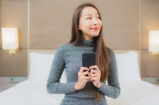 Portret Pięknej Młodej Kobiety Azjatyckie Trzymając Smartfon W Sypialni