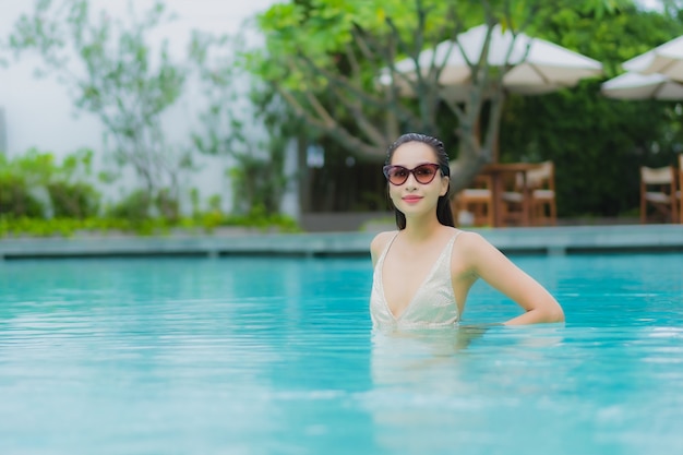 Portret pięknej młodej kobiety azjatyckie zrelaksować się uśmiech wokół basenu